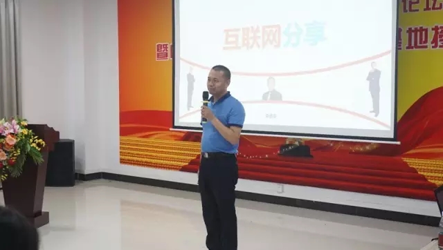 共同見(jiàn)證富軒門(mén)窗“互聯(lián)網(wǎng)+示范基地”授牌儀式