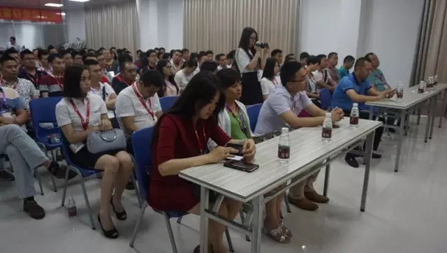 共同見(jiàn)證富軒門(mén)窗“互聯(lián)網(wǎng)+示范基地”授牌儀式