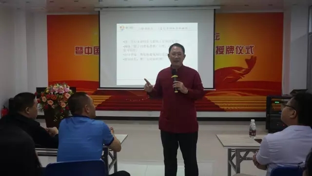 共同見(jiàn)證富軒門(mén)窗“互聯(lián)網(wǎng)+示范基地”授牌儀式