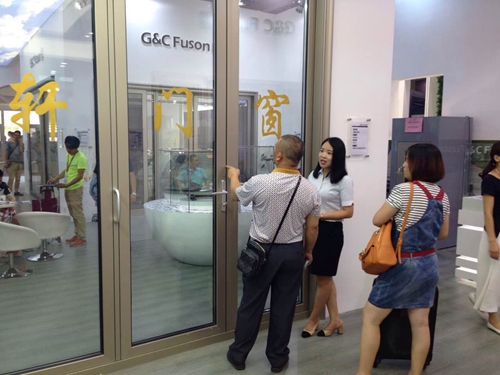 富軒門窗建博會現場新品首發(fā)，吸引萬人圍觀