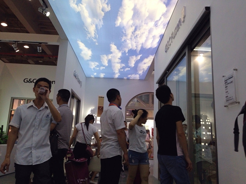 富軒門窗建博會現場新品首發(fā)，吸引萬人圍觀