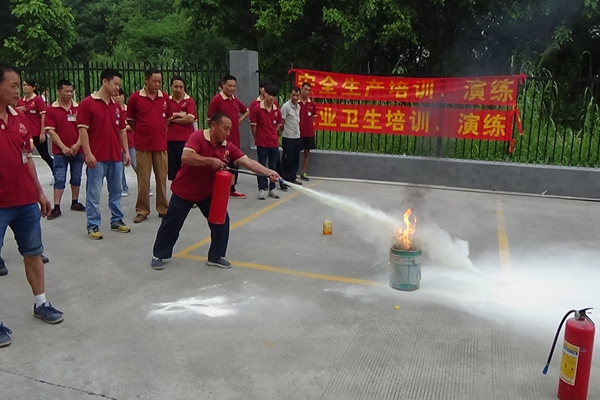 富軒門窗舉行消防演習(xí)，全員提高安全防范意識(shí)